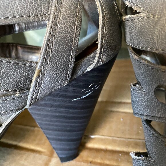 GUC~.MAURICES  back zip  gladiator 3"heel sandals 6.5 M - Picture 13 of 14